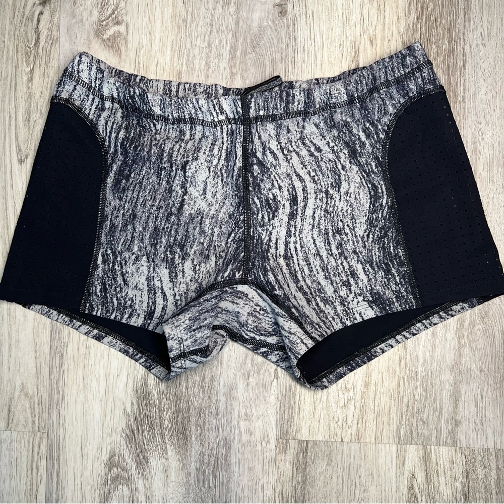 Lululemon Stylish Gray and Black Women's Shorts‎ Size Medium